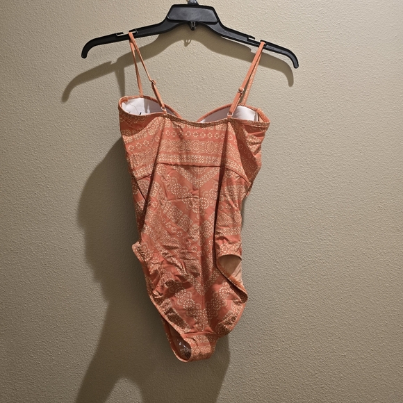 NWOT Robin Piccone Isla One Piece Coral Pink White Floral Medallion Size 8 - Picture 3 of 5